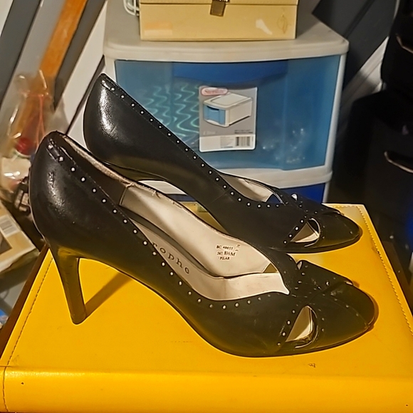 Apostrophe Designer Shoes, Sz 8, Black, Leather, Criss Cross Open Toe, 3.5" Heel - Picture 3 of 10